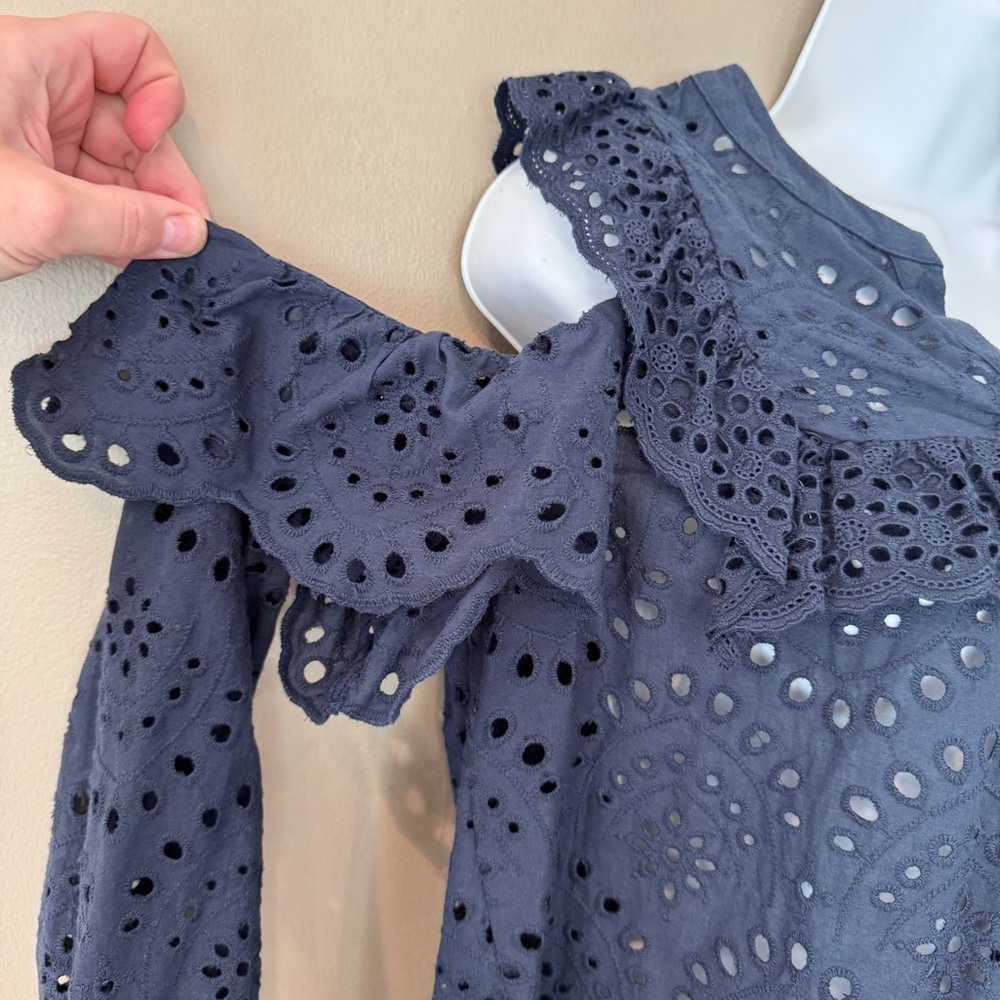 Eyelet Ruffle‎ Cold Shoulder Top Sz M Navy Scalloped hem - Picture 3 of 13